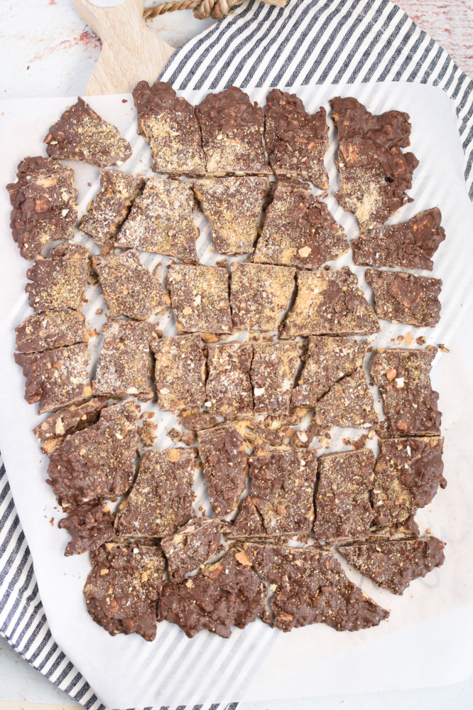 Easy Graham Cracker Toffee Bar - such and easy treat