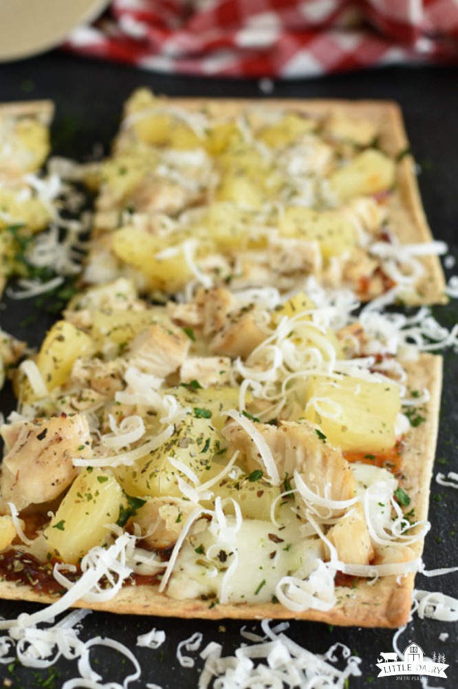 flatbread pizza with pineapple and chicken