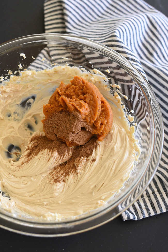 Cheesecake filling with pumpkin and spices